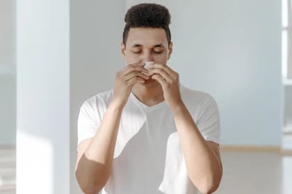 Sonarse la nariz requiere ciertos cuidados para no afectar la salud (Foto Pexels)
