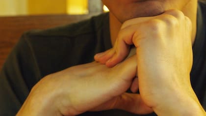 ¿Sonarse los dedos genera artritis?
