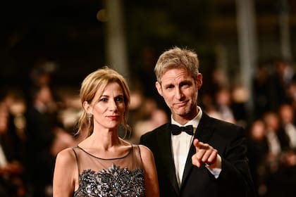 Damián Szifron junto a la actriz y dramaturga María Marull, su pareja, en la alfombra roja del de la presentación del film Il Sol Dell'Avvenire en la 76a. edición del festival de Cannes