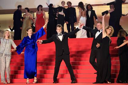 Nanni Moretti con el elenco de Il Sol Dell'Avvenire, dispuesto a pasarla bien y dejar un buen recuerdo en la alfombra roja de Cannes