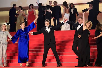 Nanni Moretti con el elenco de Il Sol Dell'Avvenire, dispuesto a pasarla bien y dejar un buen recuerdo en la alfombra roja de Cannes