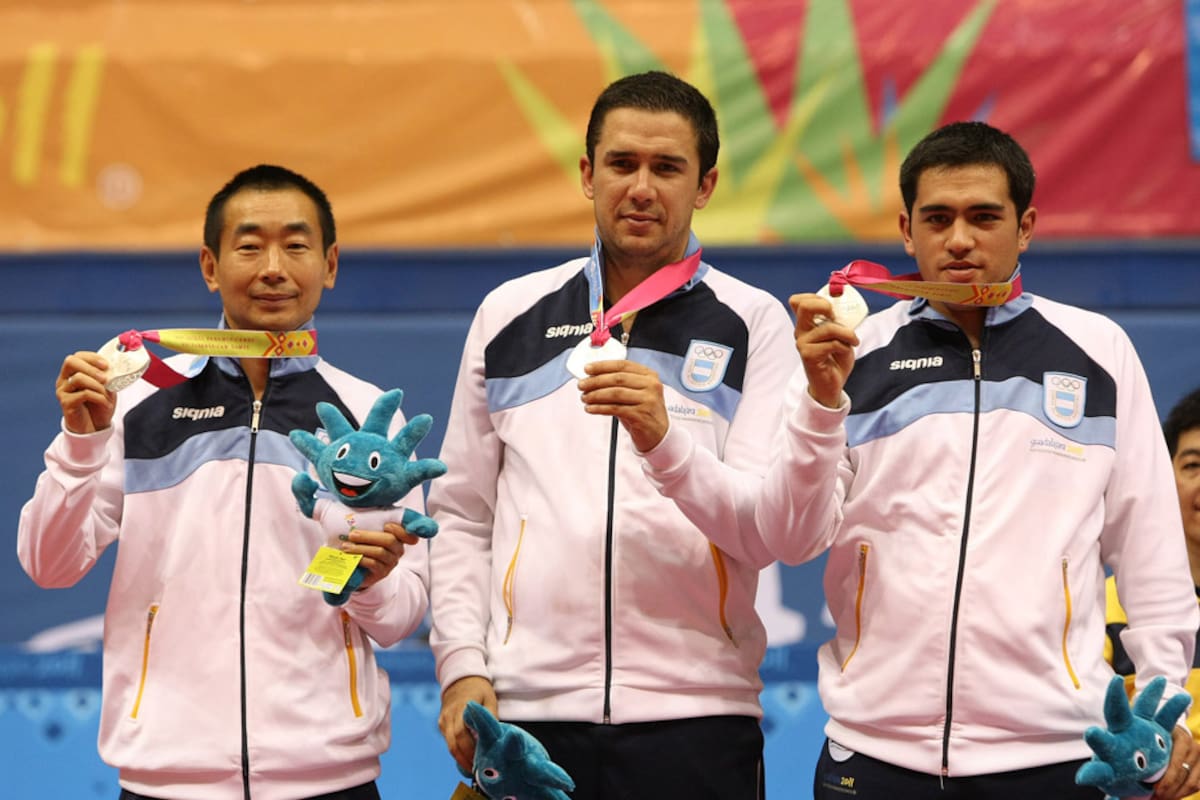 Song Liu (i), Pablo Tabachnik (c) y Gastón Alto (d), en el segundo escalón del podio