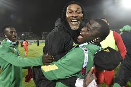 Song se abraza a su amigo Samuel Eto'o después de la clasificación a Qatar 2022 en marzo de este año.
(Photo by RYAD KRAMDI / AFP)