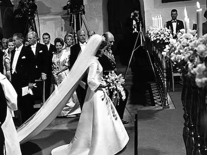Sonia entró a la catedral de Oslo del brazo del rey Olaf (Foto: The royal house of Norway)