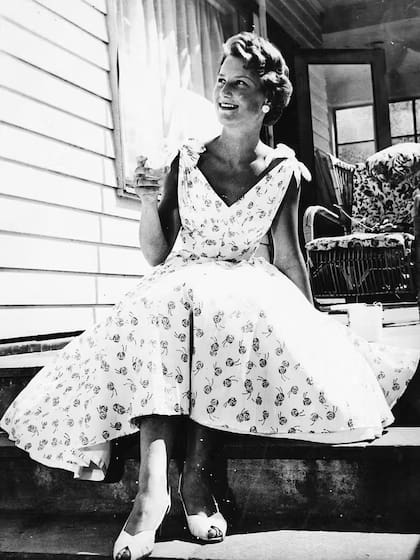 Sonia Haraldsen en 1955 con un vestido diseñado por ella (Foto: The royal house of Norway)