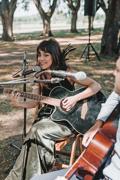 Sonia Zavaleta, prima de Luli, se ubicó a un costado del altar y musicalizó la unión, guiada por amigos de la pareja. Para la entrada cantó “Motivos”, un tema de Abel Pintos, uno de los preferidos de los novios.