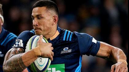 Sonny Bill Williams, con el parche en el brazo izquierdo, con el que ocultó una publicidad
