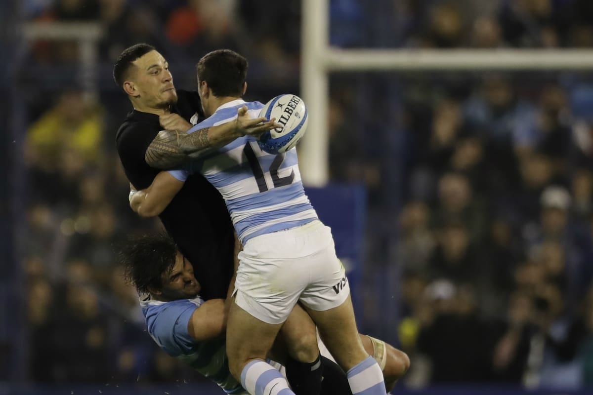 Sonny Bill Williams, el rey del offload en acción: tackleado por Matera y Ezcurra, le sirve la pelota a Ioane