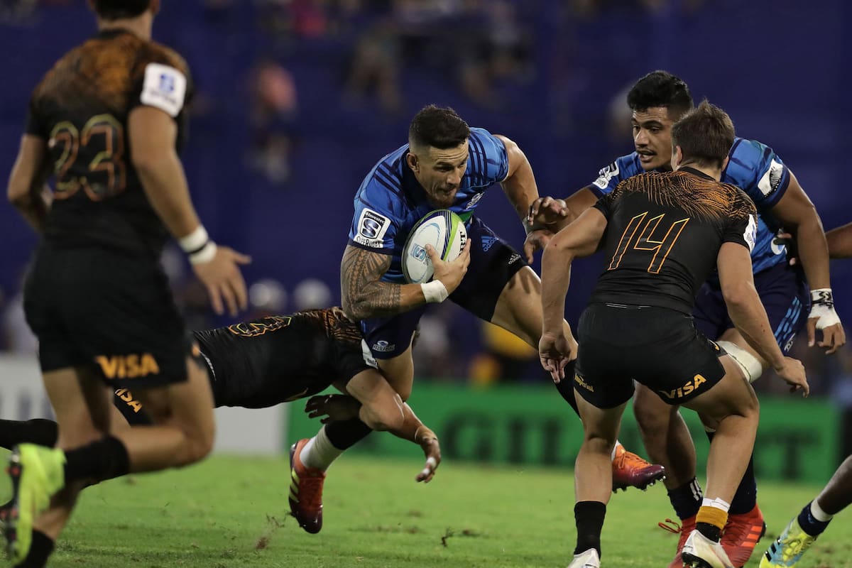 Sonny Bill Williams es tackleado en un partido ante Jaguares