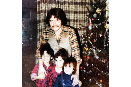 Sonny junto a sus tres hijos en 1979