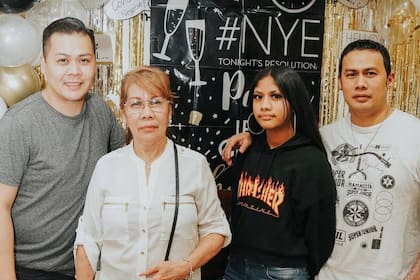 Sonny Lasquite (izquierda) con su familia, lleva 23 años en EEUU