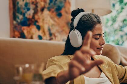 Sonos Ace son los nuevos auriculares inalámbricos de diadema de la compañía; sirven tanto para la TV como para el celular o la PC