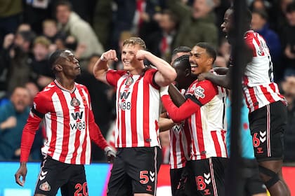 Sonríe todo Sunderland en el festejo del defensor Daniel Ballard (5), que llegó al club en 2023 y juega, además, en la selección de Irlanda del Norte.