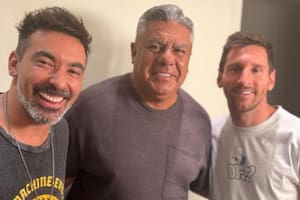 Sonríen para la cámara: Claudio Tapia se juntó con Lionel Messi y Ezequiel Lavezzi en Paris
Foto: @tapiachiqui