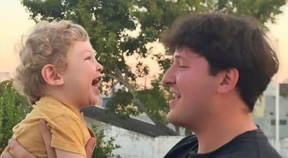 Sonriendo con su papá.