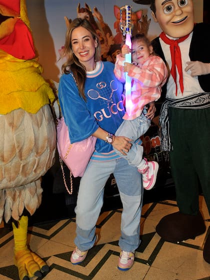 Sonriente, Jesica Cirio posó para las cámaras con su hija Chloe