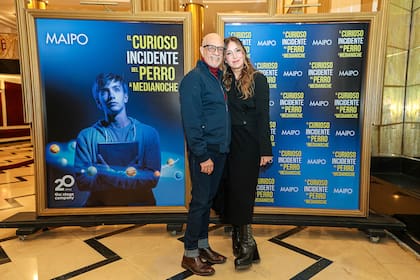 Sonriente, la flamante directora Carla Calabrese junto al actor Elio Marchi