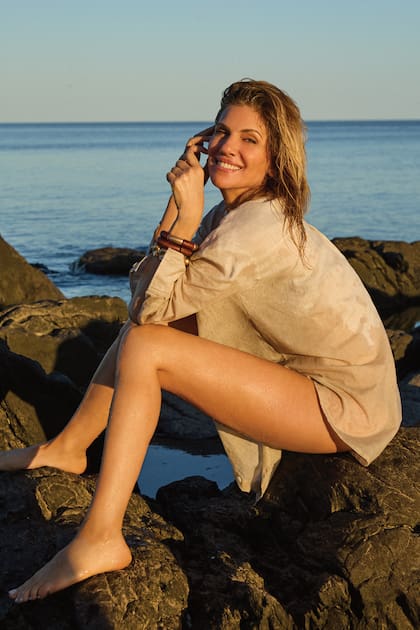 Sonriente, Natalia Graciano palpita el verano desde las playas de Colonia, Uruguay.