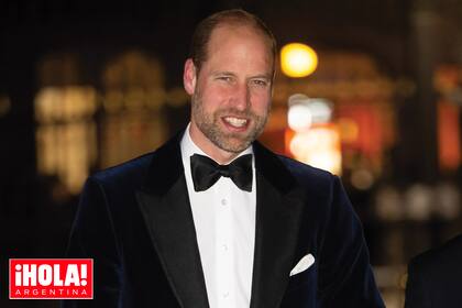 Sonriente y con su barba cada vez
más tupida, el príncipe William optó por un elegante
smoking de terciopelo.
