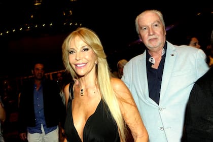 Sonriente y divertida, Alfano posó para las cámaras al llegar al complejo junto con su acompañante