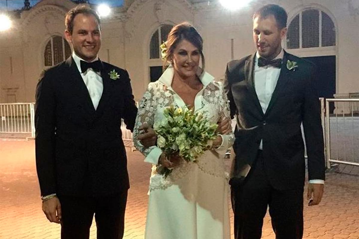 Sonriente y elegante, la periodista llegó acompañada por sus dos hijos