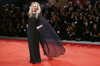 Sonriente y espléndida en la alfombra roja del Festival Internacional de Cine de Venecia, el 5 de septiembre de este año en Venecia, Italia