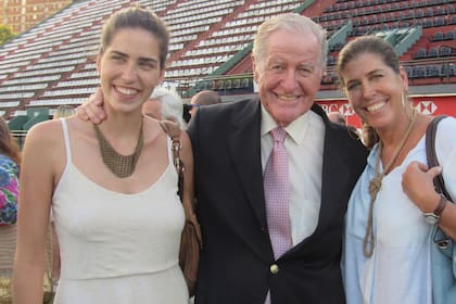 Sonriente y rodeado por su nieta, Candelaria Maclean, y su hija, Marina.
