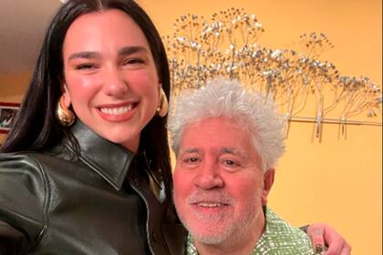 Sonrientes, Dua Lipa y Pedro Almodóvar decidieron retratar el encuentro con una selfie