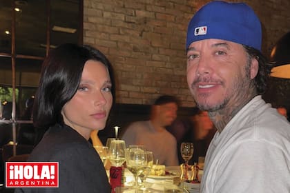 Sonrientes, Valentina y Sebastián posan durante una comida.