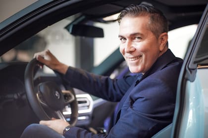 Sonrisa campechana y un decir perfecto. Rodolfo Barili conserva algo de aquellos antiguos conductores televisivos que tenían un gran dominio del lenguaje