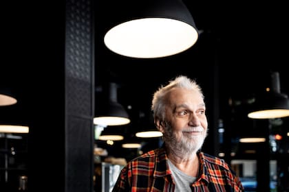 Sonrisa franca la de David Lebón, el músico que no oculta sus nervios escénicos y que prefiere obviar el mote de "prócer"