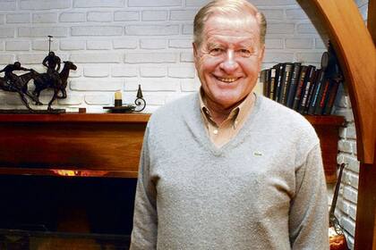 Sonrisa generosa, estampa sajona, una estatuilla polera: Juan Carlos Harriott (h.) en su ámbito, el living de su casa de Suárez
