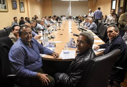 Sonrisas en el inicio de la reunión del consejo directivo; después el clima se caldeó
