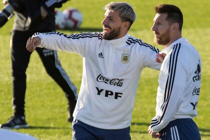 Sonrisas entre Agüero y Messi, quienes vuelven a compartir el plantel tras la Copa América