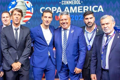 Sonrisas entre Lionel Scaloni y Claudio Tapia al cabo del sorteo de la composición de los grupos de la Copa América Estados Unidos 2024, realizado en Miami; el DT y el directivo charlaron poco tiempo y no hubo definiciones.