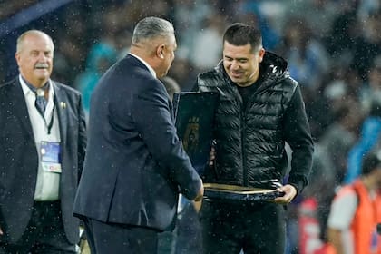 Sonrisas entre Tapia y Riquelme, bajo una lluvia de silbidos