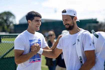 Sonrisas y respeto entre Carlos Alcaraz y Novak Djokovic; ambos se enfrentarán este domingo en la final del Australian Open 2026