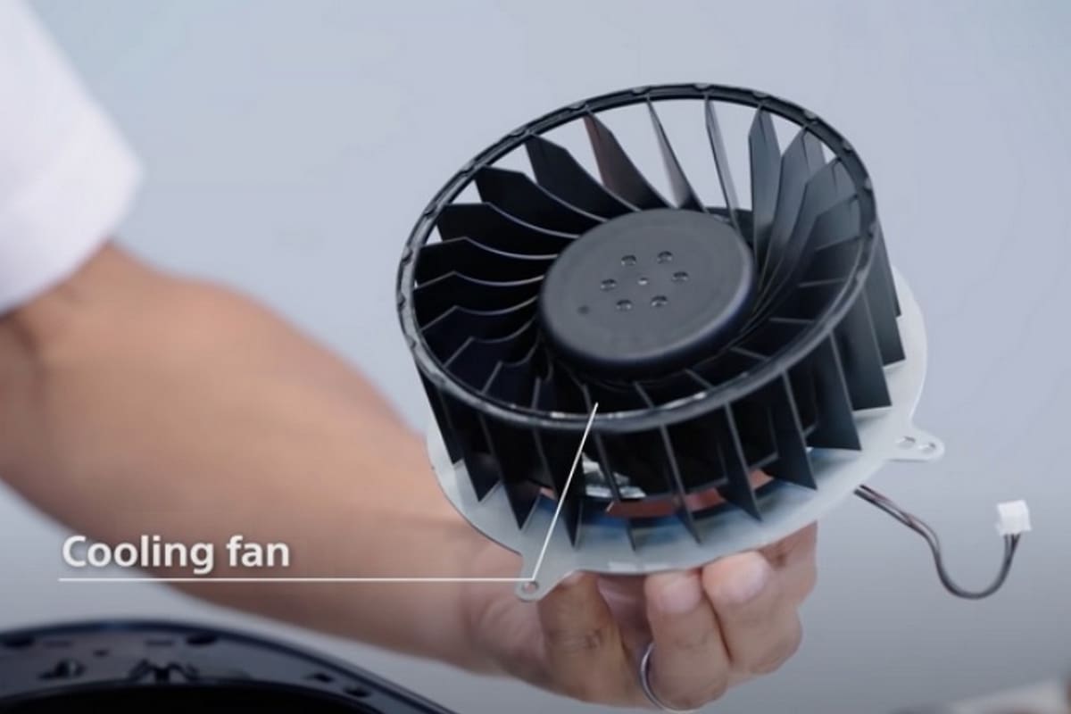 Sony eligió utilizar un cooler de grandes dimensiones para refrigerar la consola PlayStation 5, una decisión que tuvo impacto directo en el diseño final del equipo, de grandes dimensiones