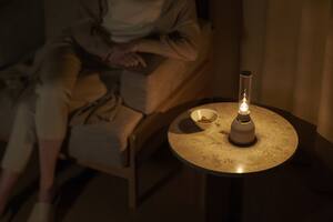 Sony ha presentado un nuevo altavoz inalámbrico de la familia Glass Sound, un equipo portátil que incorpora un tweeter de cristal orgánico con tres actuadores y un modo de luz que simula la iluminación de una vela