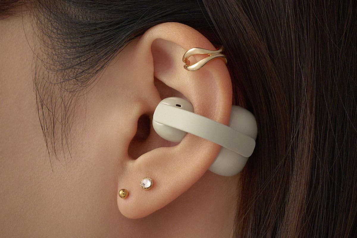 Sony presentó sus auriculares de diseño abierto LinkBuds Clip, con forma de C, que se enganchan al cartílago de la oreja
