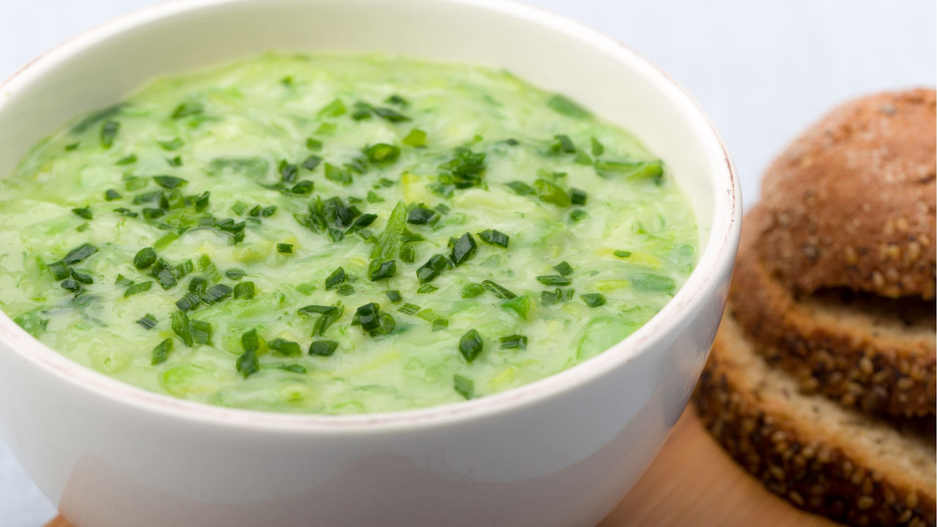 Sopa crema de espinaca, para comer fría o caliente.