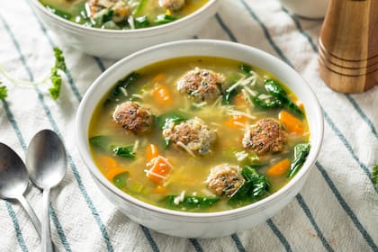 Sopa de albóndigas de pollo y verduras.