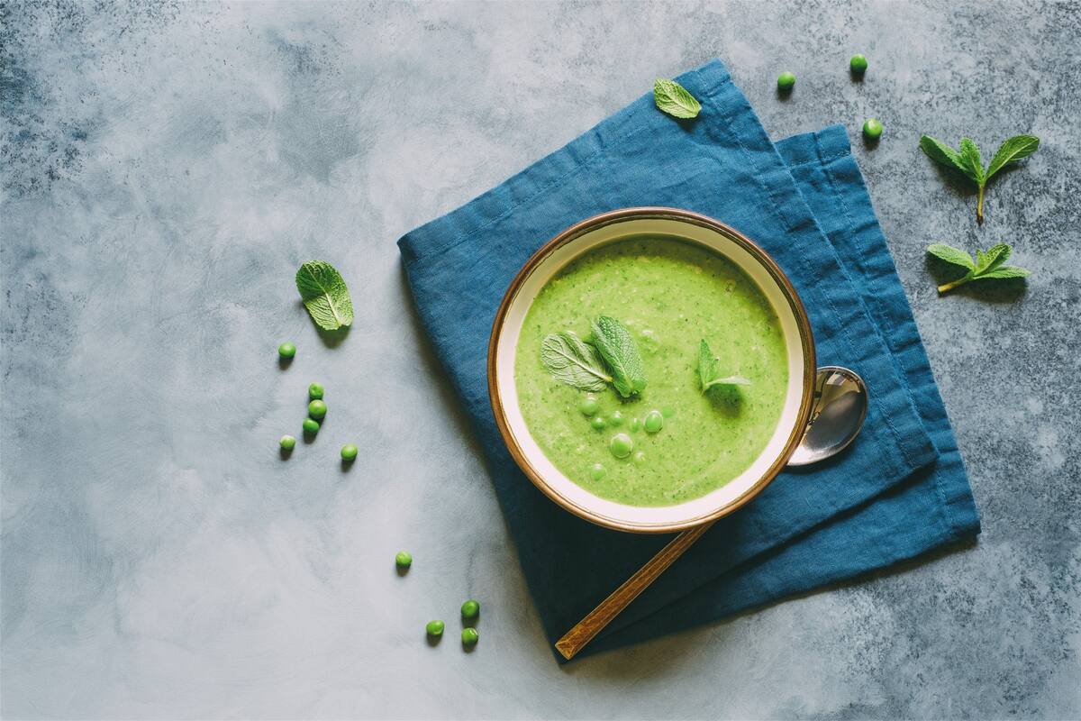 Sopa de arvejas con menta