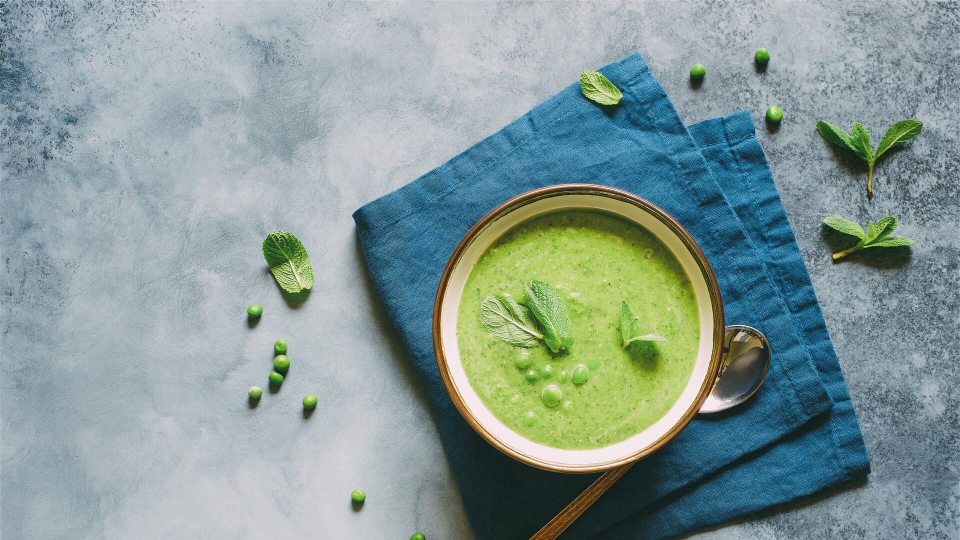 Sopa de arvejas con menta