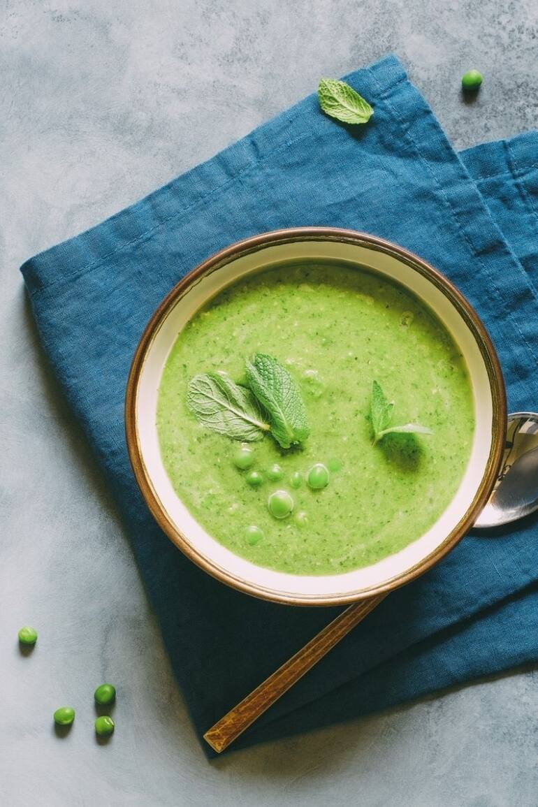 Sopa de arvejas con menta