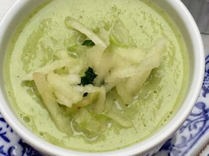 Sopa de brocoli, manzana y coco