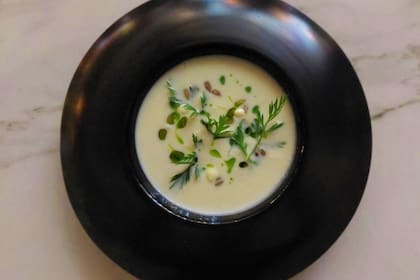 Sopa de coliflor y aceite de nuez. Foto: Namida