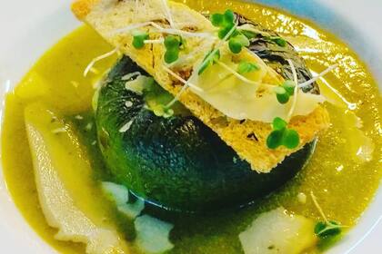 Sopa de espárragos y zapallitos acompañado de Parmeggiano y focaccia de olivas negras.