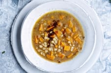 Sopa de lentejas con batata y pasta