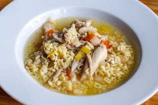 Sopa de fideos con pollo